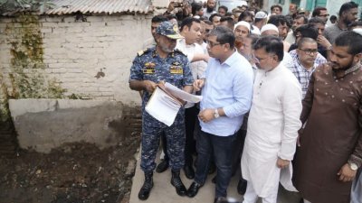 খাল পরিষ্কার কার্যক্রম তদারকি করেছেন স্থানীয় সরকার প্রতিমন্ত্রী মীর শাহে আলম। ছবি: বাংলা ট্রিবিউন