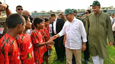 আর্মি স্টেডিয়ামে ক্ষুদে খেলোয়ারদের সঙ্গে হাত মেলান প্রধানমন্ত্রী তারেক রহমান। ছবি সংগৃহীত