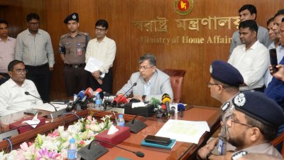 সচিবালয়ে প্রেস ব্রিফিংয়ে স্বরাষ্ট্রমন্ত্রী