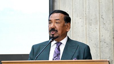 কথা বলছেন স্পিকার হাফিজ উদ্দিন আহমদ