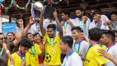 সংহতি ফুটবল টুর্নামেন্টে চ্যাম্পিয়ন হয়েছে রোহিঙ্গা শরণার্থীদের একটি ফুটবল দল