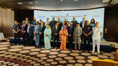‘বেসামরিক বিমান চলাচল মহাপরিকল্পনা’ শীর্ষক কর্মশালায় ফটোসেশনে বেসামরিক বিমান পরিবহন ও পর্যটনমন্ত্রী আফরোজা খানম। ছবি: সংগৃহীত