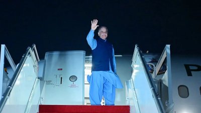 সুইজারল্যান্ডের উদ্দেশ্যে পাকিস্তান ছাড়ছেন প্রধানমন্ত্রী শাহবাজ শরিফ। ছবি: পাকিস্তানের প্রধানমন্ত্রীর কার্যালয়