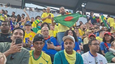 দর্শকের মাঝে পতাকা হাতে বাংলাদেশের ড্যানিয়েল (ছবি: তানজীম আহমেদ)