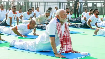 আন্তর্জাতিক যোগ দিবস উপলক্ষে যোগব্যায়ামে ভারতের প্রধানমন্ত্রী নরেন্দ্র মোদি। ছবি: পিটিআই