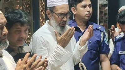 মায়ের জানাজায় আওয়মী লীগ নেতা আইয়ুব বাবুল