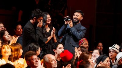 উৎসবে পুরস্কার জয়ের ঘোষণার সময় আবেগঘন মুহূর্তে নির্মাতা ও প্রযোজক