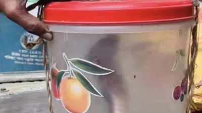 সাপ নিয়ে হাসপাতালে যুবক