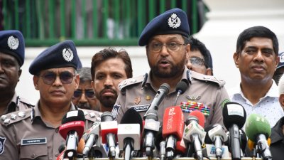 হোসেনী দালান ইমামবাড়ায় নিরাপত্তা ব্যবস্থা পরিদর্শন শেষে সাংবাদিকদের ব্রিফিং করেন ডিএমপি কমিশনার মোসলেহ্ উদ্দিন আহমদ। ছবি: বাংলা ট্রিবিউন
