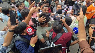 ব্রিফিং চলাকালে সাংবাদিকদের ওপর হামলা