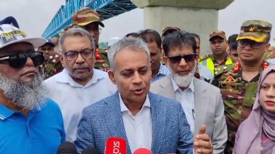 মুন্সীগঞ্জে এক কর্মসূচিতে গিয়ে সাংবাদিকদের সঙ্গে কথা বলেন মন্ত্রী শেখ রবিউল আলম