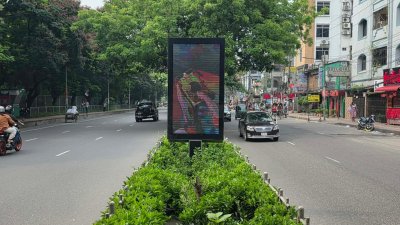 উদ্বেগের কারণ হয়ে দাঁড়িয়েছে ডিজিটাল বিলবোর্ড (ছবি: নাসিরুল ইসলাম)