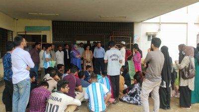 কুমিল্লা বিশ্ববিদ্যালয়ে সেশনজটের কারণে দীর্ঘদিন ধরে পরীক্ষা ও একাডেমিক কার্যক্রম পিছিয়ে যাওয়ার প্রতিবাদে বিক্ষোভ করেছেন আইন বিভাগের শিক্ষার্থীরা