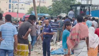 ঢাকার ধামরাইয়ের ঢুলিভিটায় সড়ক ও জনপথের নিয়মিত উচ্ছেদ অভিযানে হামলার ঘটনা ঘটেছে