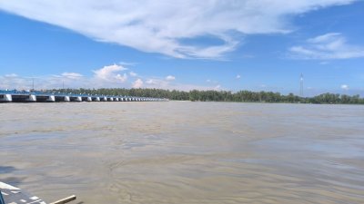 বিপদসীমার নিচ দিয়ে প্রবাহিত হচ্ছে তিস্তা নদীর পানি