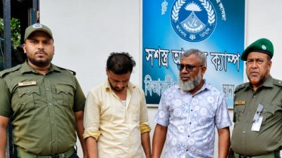 বিআরটিএ কার্যালয়ে সেবাগ্রহীতাদের হয়রানি করার অভিযোগে দালাল চক্রের দুই সদস্য আটক। ছবি: সংগৃহীত