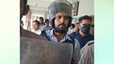 অভিনেতা আলভীকে কঠোর নিরাপত্তা বেষ্টনী মধ্যে দিয়ে আদালতে নেওয়া হয়। ছবি: বাংলা ট্রিবিউন