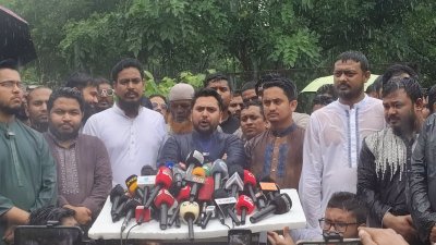 সাংবাদিকদের সঙ্গে কথা বলছেন নাহিদ ইসলাম