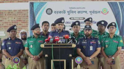 ‘বরকাউ পুলিশ ক্যাম্প’ উদ্বোধন অনুষ্ঠানে নতুন পোশাকে দায়িত্ব পালন করতে দেখা গেছে পুলিশ কর্মকর্তাদের