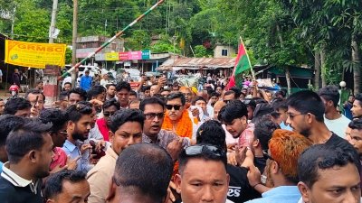 নিজ এলাকায় দীপেন দেওয়ানকে দেওয়া হলো সংবর্ধনা