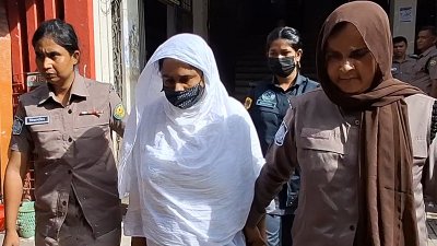 পুৃলিশের হেফাজতে ফাতেমা বেগম শিল্পী