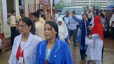 পরীক্ষা কেন্দ্রের সামনে এইচএসসি পরীক্ষার্থীরা