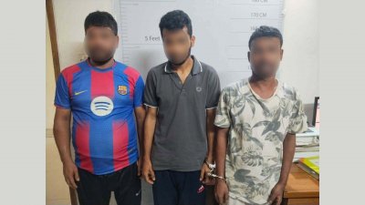 গ্রেফতারকৃতরা হলেন— মো. রিপন (৩৫), মো. সাদ্দাম হোসেন ওরফে সিআইডি সাদ্দাম (৩০) ও টিপু আহমেদ ওরফে ডিশ টিপু (৫২)
