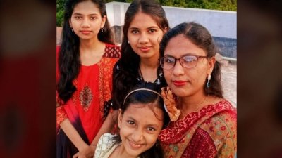 মা ও তিন মেয়ে (ফাইল ছবি)
