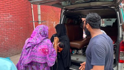 স্থানীয়ভাবে চিকিৎসায় উন্নতি না হওয়ায় ঢাকায় ভিড় করছেন রোগীরা। ছবি: বাংলা ট্রিবিউন