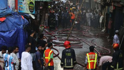 ফায়ার সার্ভিসের ছয়টি ইউনিট পৌনে দুই ঘণ্টার চেষ্টায় আগুন নিয়ন্ত্রণে আনে (ছবি: আবির আহাম্মেদ সুপ্ত)