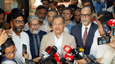 কথা বলছেন তথ্য ও সম্প্রচারমন্ত্রী জহির উদ্দিন স্বপন