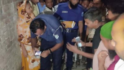 মরদেহের পাশে পুলিশ ও অন্যরা
