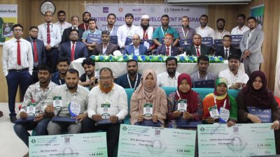 অতিথিদের সঙ্গে উদ্যোক্তা প্রশিক্ষণে অংশগ্রহণকারীরা
