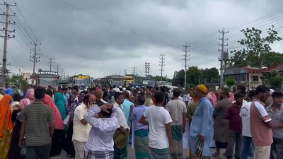 পর্যাপ্ত গ্যাস সরবরাহের দাবিতে ঢাকা-আরিচা মহাসড়ক অবরোধ করেন স্থানীয় বাসিন্দারা