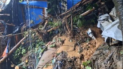রবিবার দিবাগত রাতে রোহিঙ্গা ক্যাম্পে পাহাড়ধসে ৮ জনের মৃত্যু হয়েছে