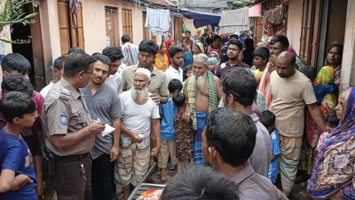 মরদেহের পাশে পুলিশ ও অন্যরা