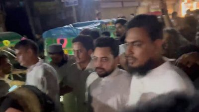 বিস্ফোরণের সময় সমাবেশের মঞ্চে এনসিপির আহ্বায়ক নাহিদ ইসলাম, সদস্যসচিব আখতার হোসেন এমপি এবং মুখ্য সংগঠক সারজিস আলমসহ দলের কেন্দ্রীয় নেতারা উপস্থিত ছিলেন