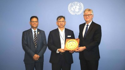 স্বরাষ্ট্রমন্ত্রী সালাহ উদ্দিন আহমদ ও জাতিসংঘের ডিপার্টমেন্ট অব পিস অপারেশনসের (ডিপিও) আন্ডার সেক্রেটারি জেনারেল জঁ-পিয়েরে লাক্রোয়া। ছবি: সংগৃহীত