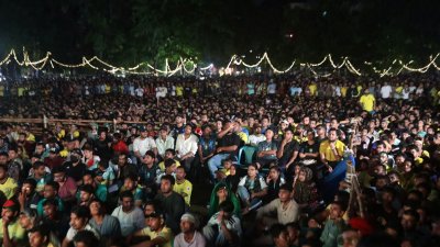 বৈরি আবহাওয়ার কারণে আজ ঢাবিতে বড়পর্দায় খেলা দেখানো বন্ধ (ফাইল ছবি)