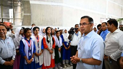 সরকারপ্রধানকে কাছে পেয়ে উচ্ছ্বাস প্রকাশ করেন শিক্ষার্থীরা
