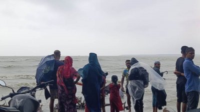 তালতলী উপজেলার শুভসন্ধ্যা সমুদ্রসৈকতে গোসল করতে নেমে আসাদুল নামে এক পর্যটক নিখোঁজ হয়েছেন
