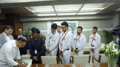 প্রধানমন্ত্রীর সঙ্গে ঢাকা রেসিডেনসিয়াল মডেল কলেজের শিক্ষার্থীরা