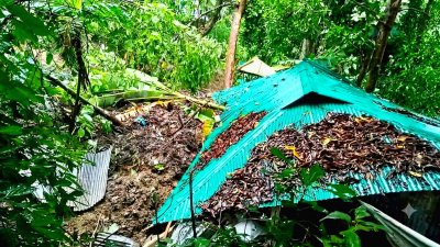 আজ দুপুরে বৃষ্টির মধ্যে হঠাৎ পাহাড়ের একটি বড় অংশ ধসে লিমার বসতবাড়ির ওপর পড়ে