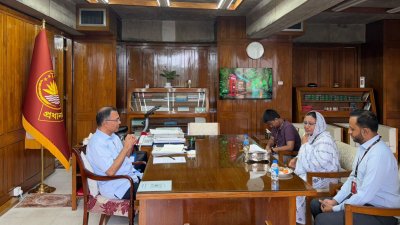 প্রধানমন্ত্রীর সঙ্গে সাক্ষাৎ করেন জুলাই গণঅভ্যুত্থানে শহীদ আব্দুল্লাহ বিন জাহিদের মা ফাতেমা তুজ জোহরা