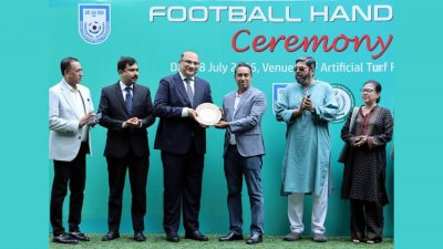 বাংলাদেশে নিযুক্ত পাকিস্তানের হাইকমিশনার এইচ. ই. ইমরান হায়দার বাফুফের নবনির্বাচিত সভাপতি তাবিথ আউয়ালের কাছে আনুষ্ঠানিকভাবে ফুটবলগুলো তুলে দেন