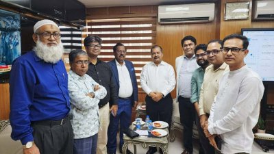তথ্য ও সম্প্রচারমন্ত্রী জহির উদ্দীন স্বপনের সঙ্গে সাক্ষাৎ করেন অনলাইন পোর্টালের সম্পাদক ও প্রকাশকরা। ছবি: সংগৃহীত