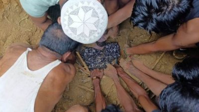 কক্সবাজারের উখিয়ার ৫ নম্বর রোহিঙ্গা আশ্রয়শিবিরে পাহাড়ধসে একটি মাদ্রাসা ও হিফজ কেন্দ্রের ওপর পড়ে পাঁচ শিক্ষার্থীর মৃত্যু