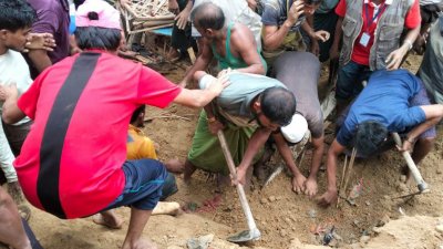 কক্সবাজারের উখিয়ার ৫ নম্বর রোহিঙ্গা ক্যাম্পে পাহাড়ধসে মহিলা মাদ্রাসা ও হেফজখানার ওপর পড়ে এখন পর্যন্ত আট শিশুশিক্ষার্থীর মৃত্যু