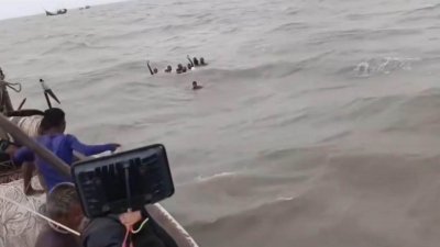 পটুয়াখালীর কুয়াকাটা সংলগ্ন বঙ্গোপসাগরে নিম্নচাপ ও লঘুচাপের প্রভাবে সৃষ্ট ঝোড়ো হাওয়া ও উত্তাল ঢেউয়ে তিনটি মাছধরা ট্রলার ডুবে গেছে