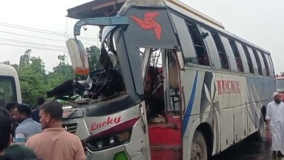 দুর্ঘটনাকবলিত সিলেটগামী লাকি পরিবহনের বাস